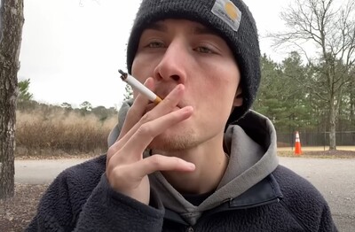 Лечение зависимости от табакокурения в Аткарске Мужчина с сигаретой делает затяжку